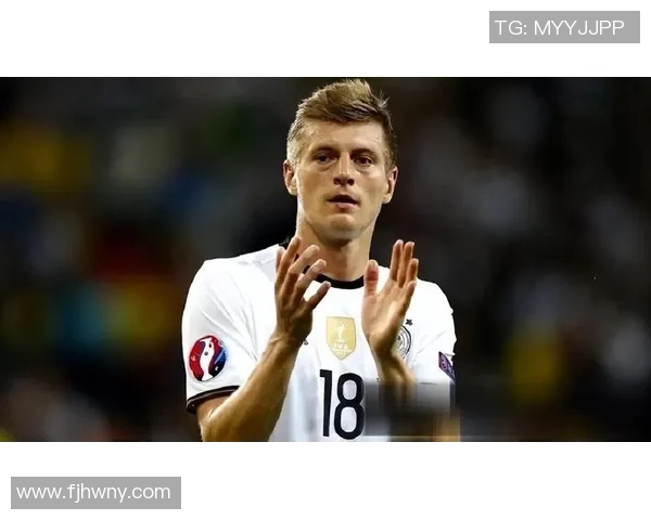 德国足球戴帽子球星的精彩瞬间与历史意义解析