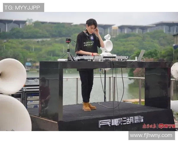 球星壁画与足球激情碰撞呈现梦幻场景展现运动员无限风采