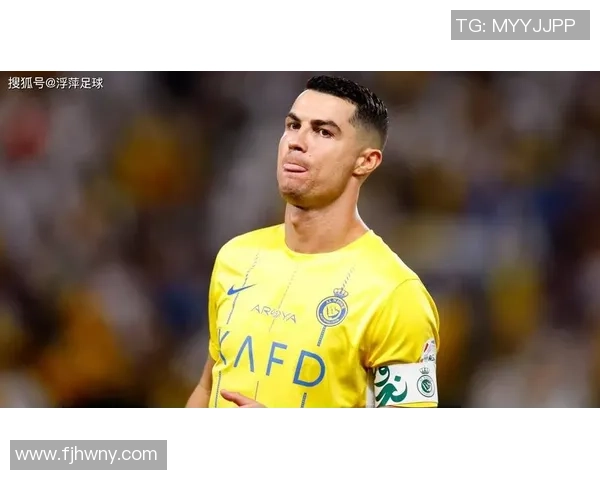 足坛巨星同款休闲拖鞋曝光引发球迷热议时尚与运动完美结合