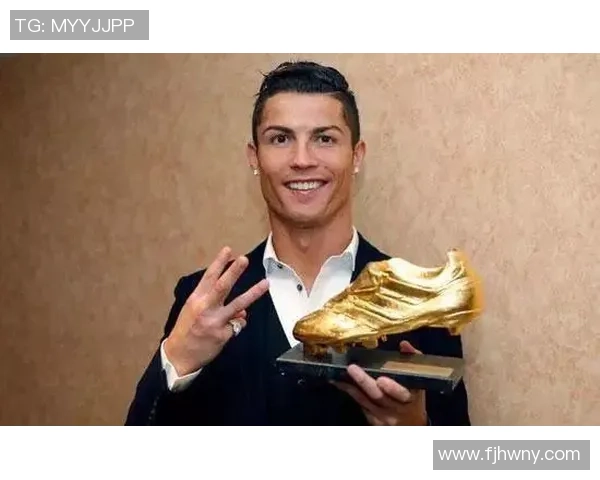 足球球星挂件熊，展现运动与可爱结合的时尚潮流饰品设计